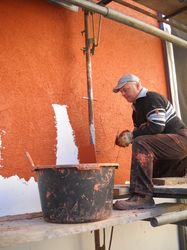 Erstellung des Außenputzes auf fertiger Vorhangfassade