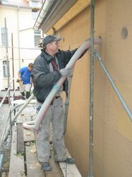 Einbringen der Einblasdämmung in die Fassade