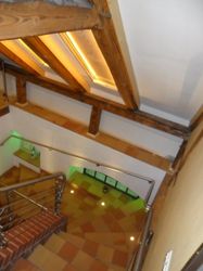 Treppe von oben mit LED-Beleuchtung