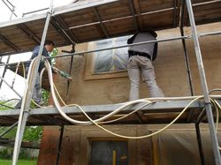 Aufbringen des baustellengemischten Auenputzes aus Kalkmrtel