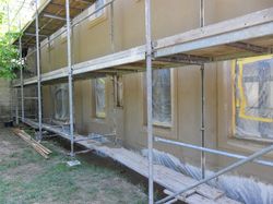 Fertig geputzte Fassade mit erhabenen Fensterfaschen
