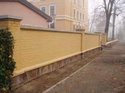 sanierte Mauer