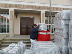 Befllen der Einblasmaschine mit isofloc